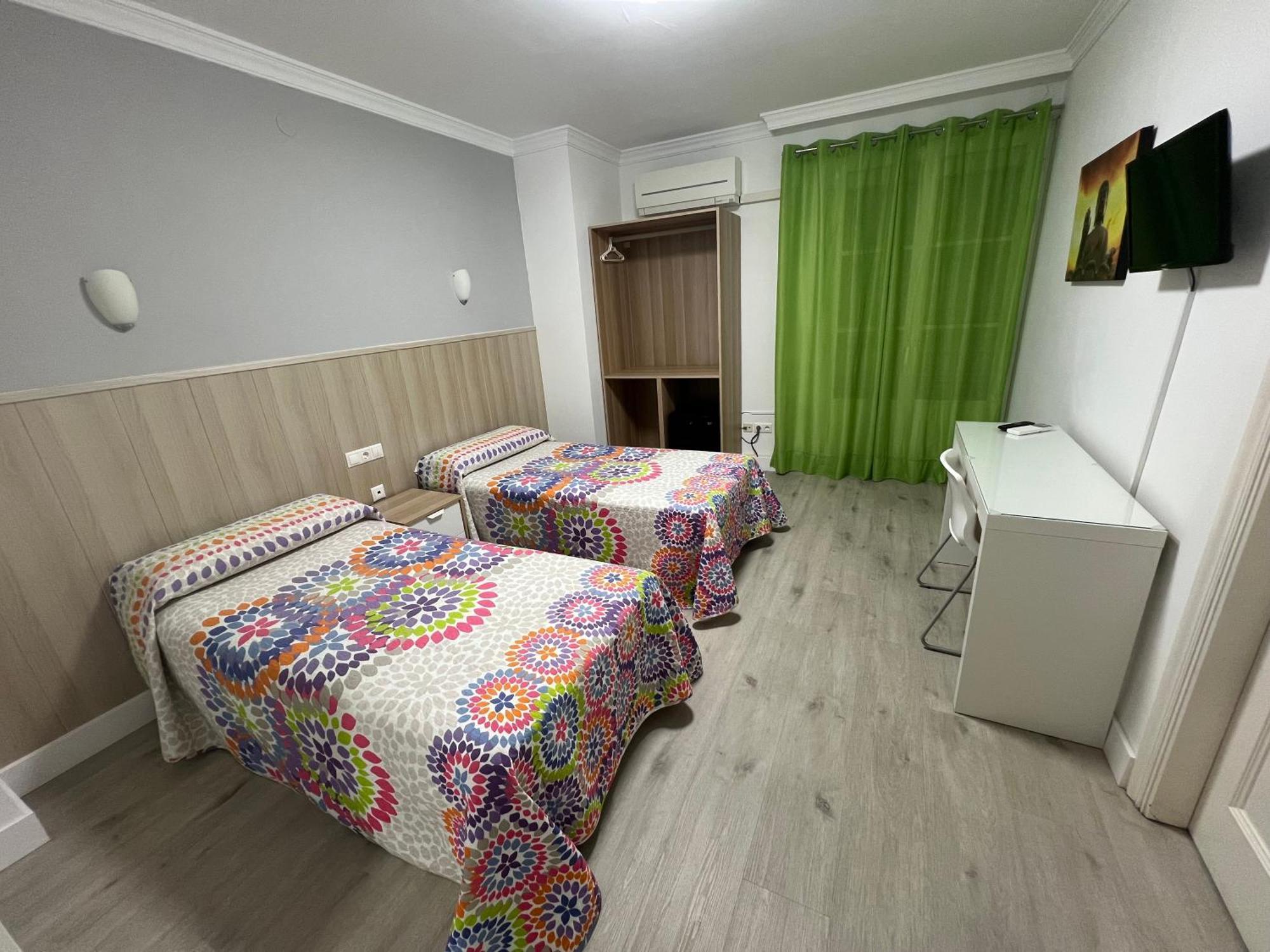 Hotel Dila เบเลซ-มาลากา ภายนอก รูปภาพ